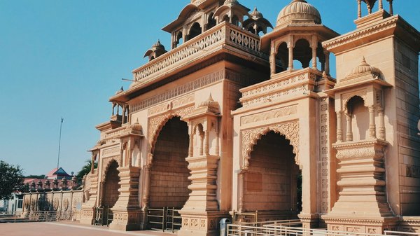 Comment choisir une croisière qui propose des visites des temples hindous en Inde?